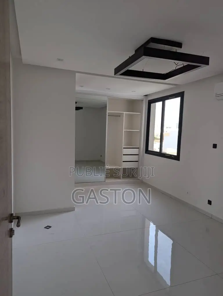 4chbre Villa dans Katos Immo, Almadies à Louer