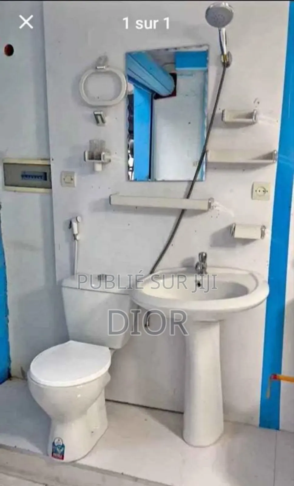 Chaise Anglaise Et Lavabo