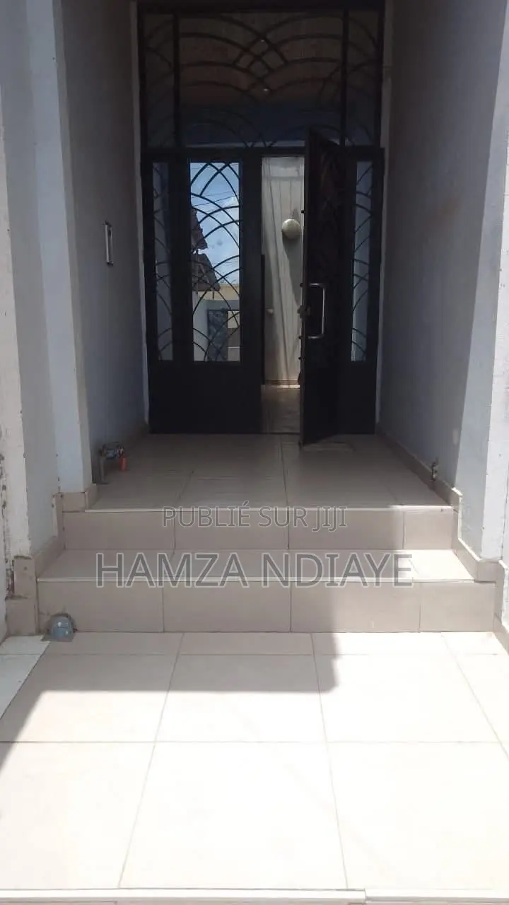 12chbre Villa dans Babacar Pdg, Région de Dakar à Vendre