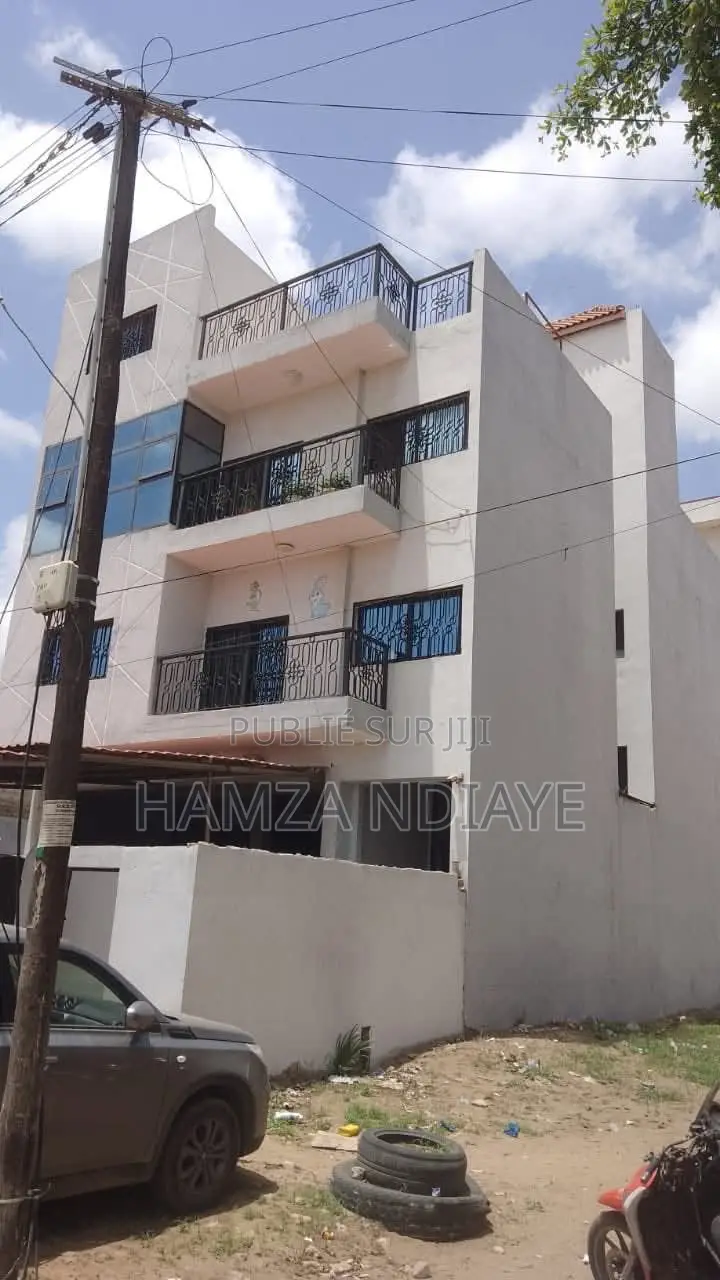 12chbre Villa dans Babacar Pdg, Région de Dakar à Vendre