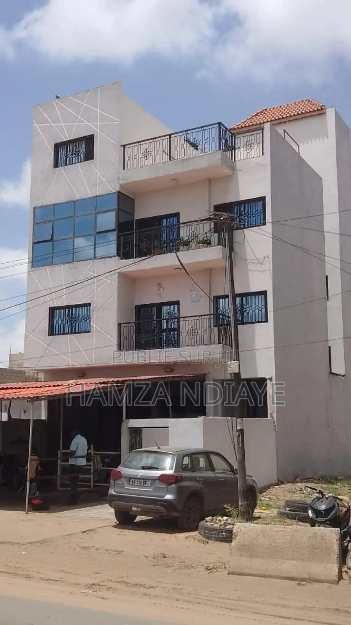 12chbre Villa dans Babacar Pdg, Région de Dakar à Vendre