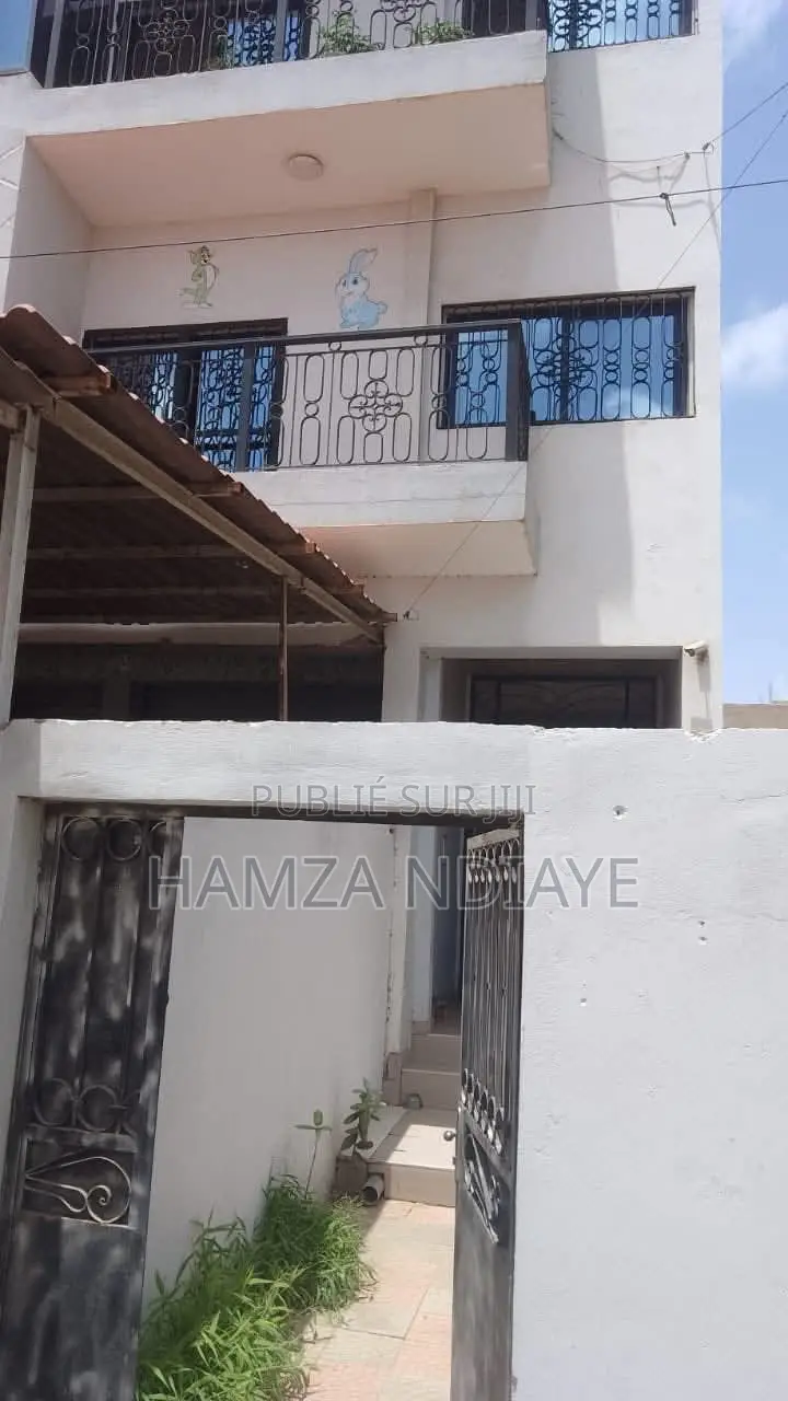 12chbre Villa dans Babacar Pdg, Région de Dakar à Vendre