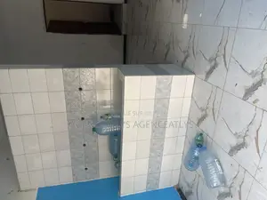 Magasin Avec Salle De Bain a Louer