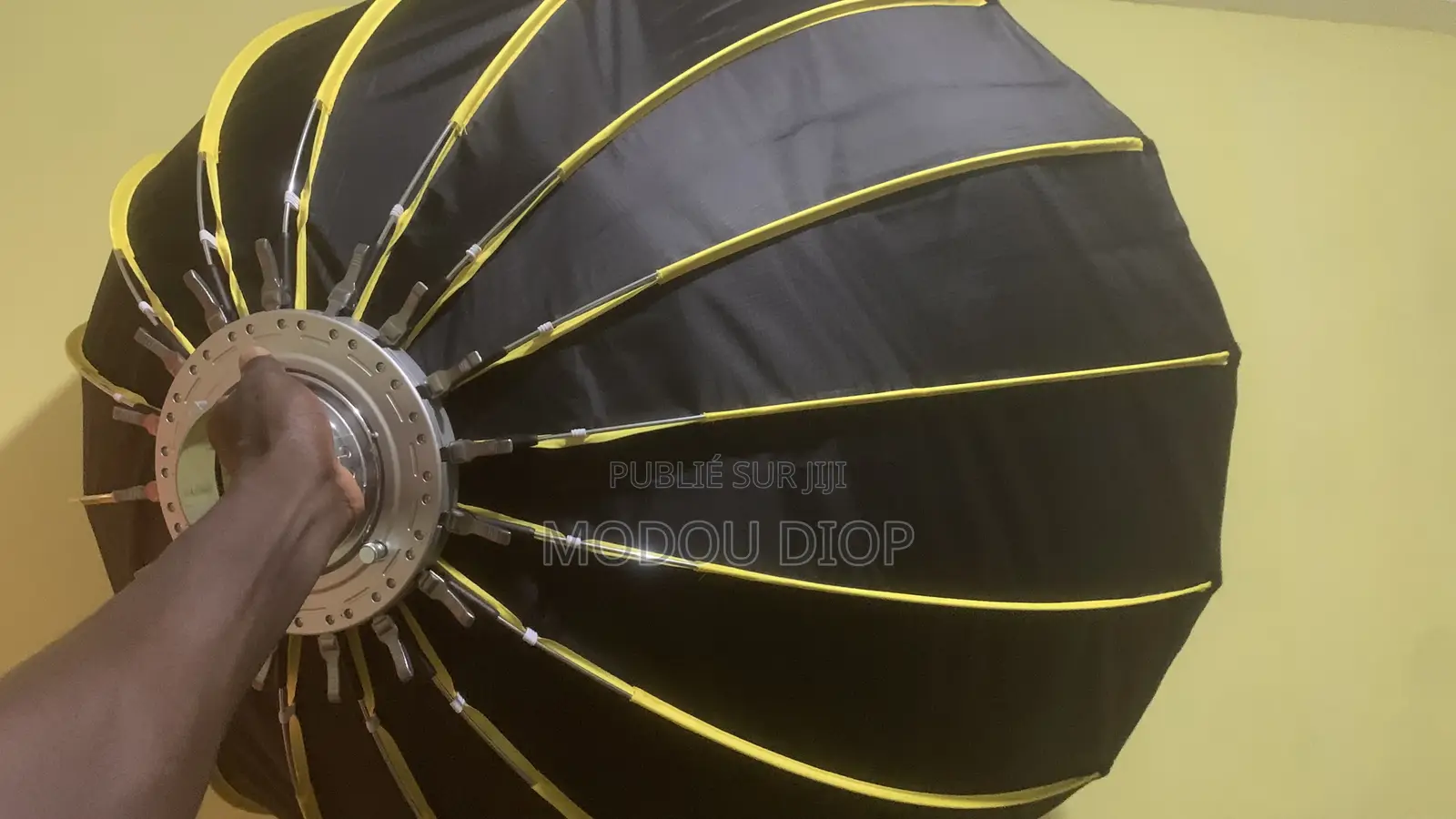 Softbox Parabolique 120cm Jaune Noir Avec Grille