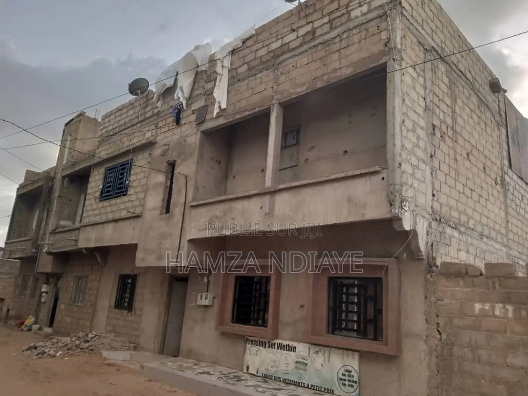 7chbre Maison dans Laye Pdg, Région de Dakar à Vendre