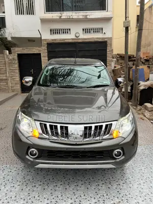 Photo - Mitsubishi L200 2019 Gris