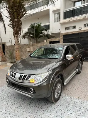 Mitsubishi L200 2019 Gris