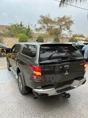 Mitsubishi L200 2019 Gris