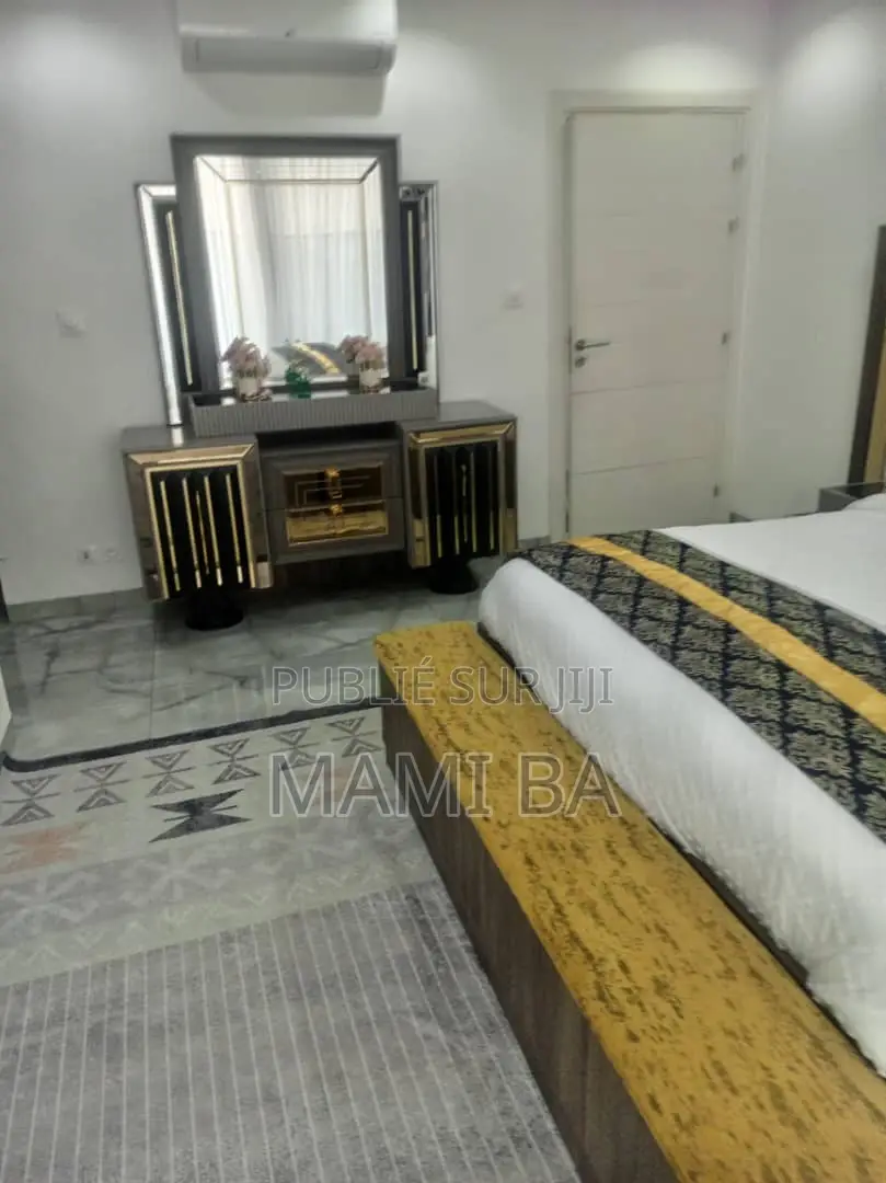 Furnished 3chbre Appartement dans Meublé, Almadies à Louer