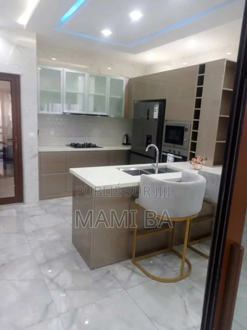 Furnished 3chbre Appartement dans Meublé, Almadies à Louer