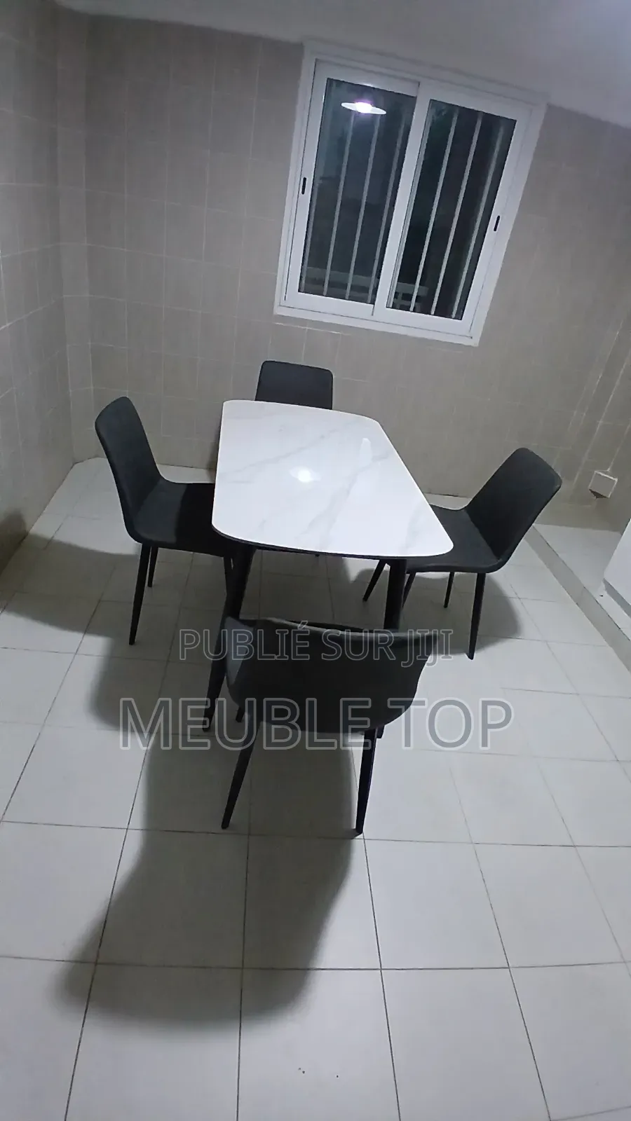 Tables À Manger De 4 Places Neuves