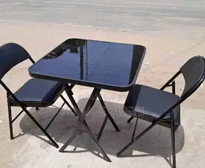 Photo - Table À Manger Avec Deux Chaises