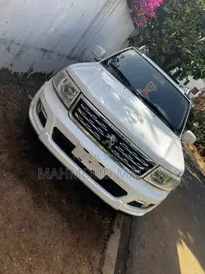 Photo - Car 2023 Blanc cassé