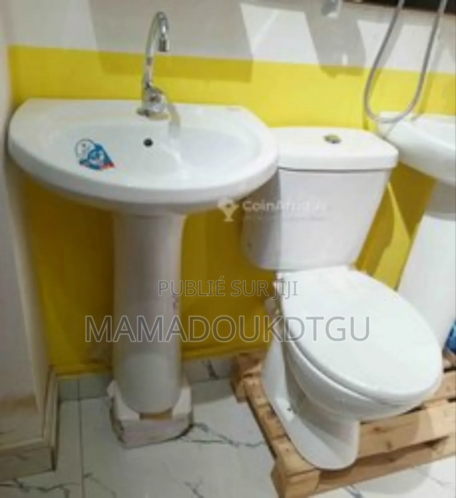 Chaise Anglais Et Lavabo Avec Accessoires Ensemble