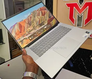 New Dell Inspiron 16 5620 16GB Intel Core I7 SSD 512GB