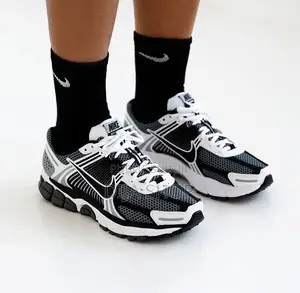 Disponible Nike Zoom Vomero 5 Pink Pointure 40 À 45