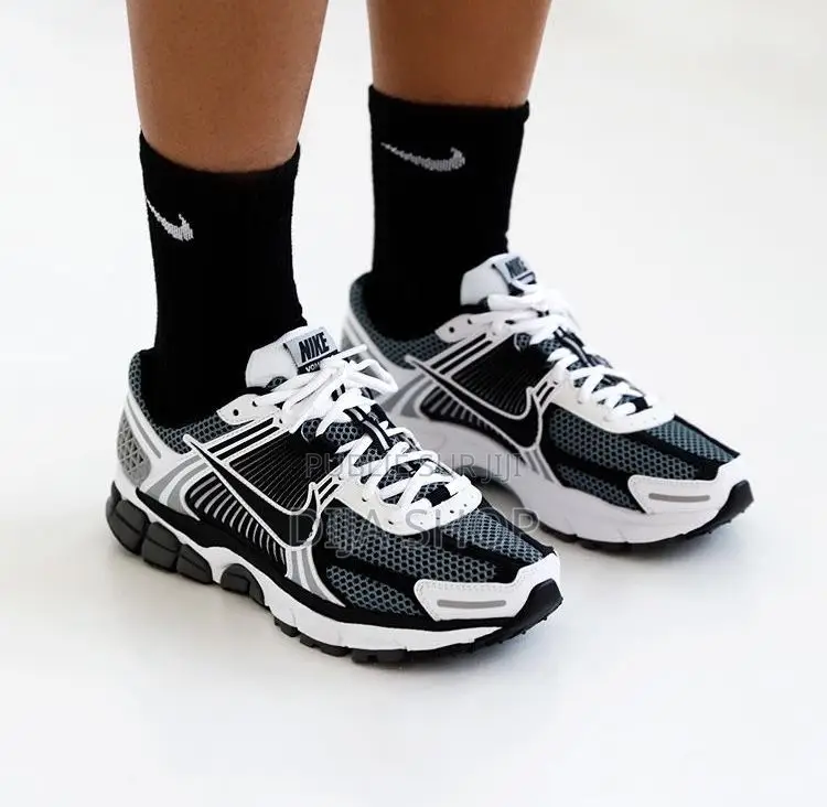 Disponible Nike Zoom Vomero 5 Pink Pointure 40 À 45