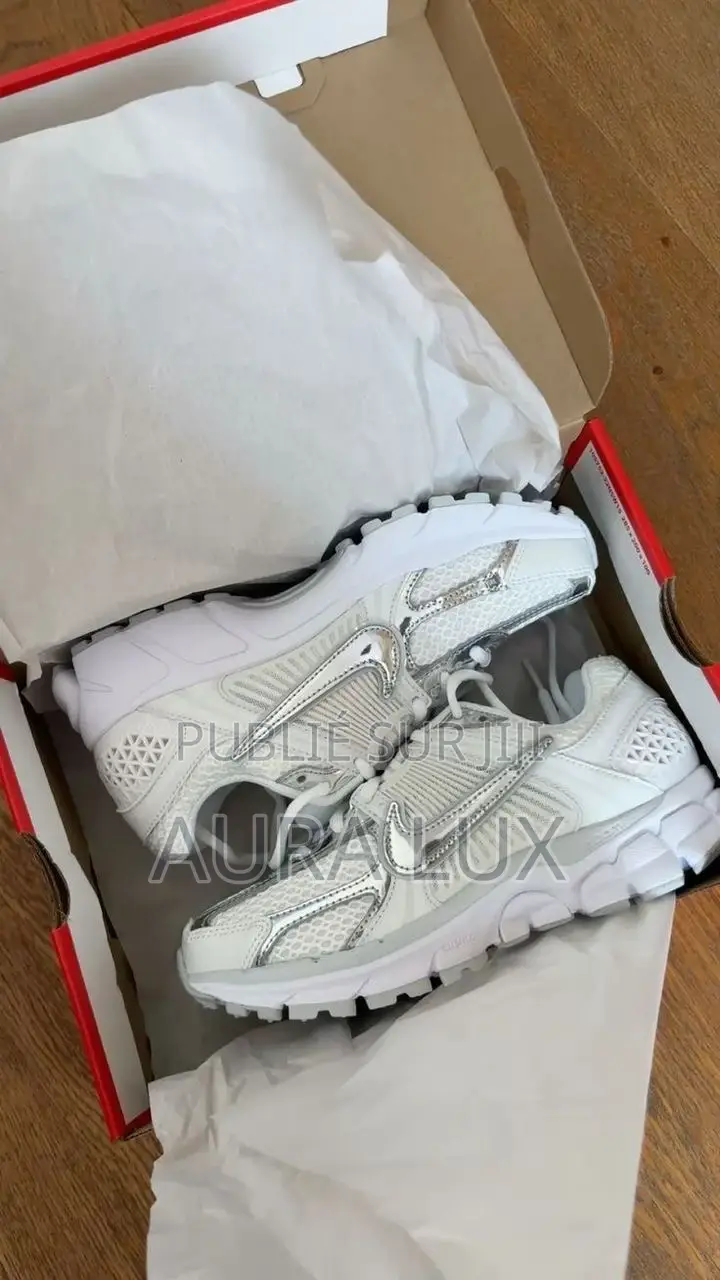 Disponible Nike Zoom Vomero 5 Pink Pointure 40 À 45