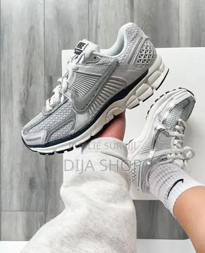 Disponible Nike Zoom Vomero 5 Pink Pointure 40 À 45