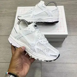 Disponible Nike Zoom Vomero 5 Pink Pointure 40 À 45