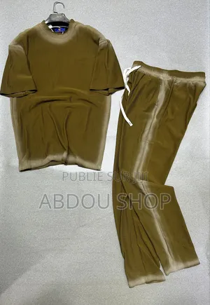 Photo - Ensemble T-Shirt Et Pantalons