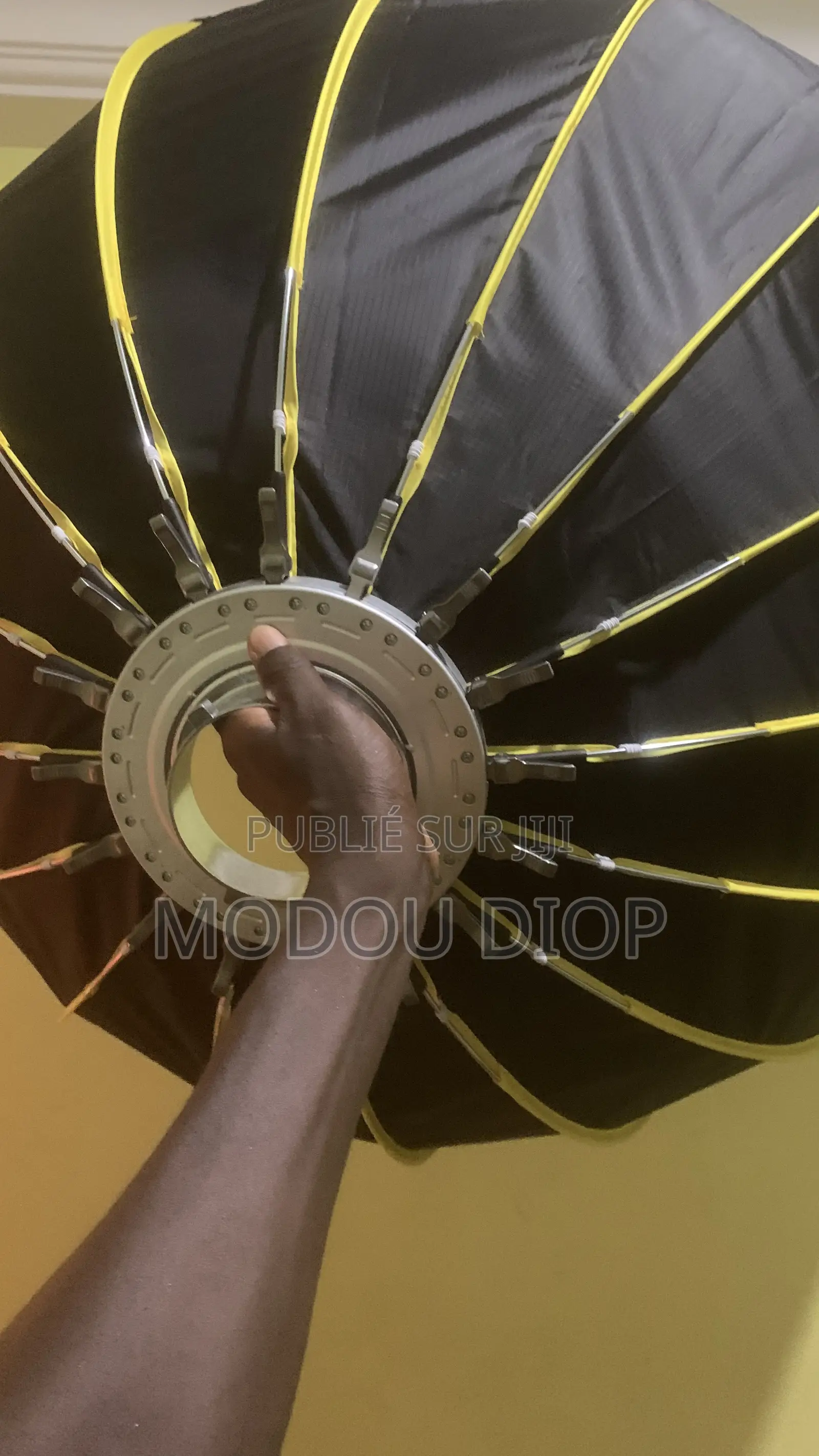 Softbox Parabolique Jaune Noir 120cm