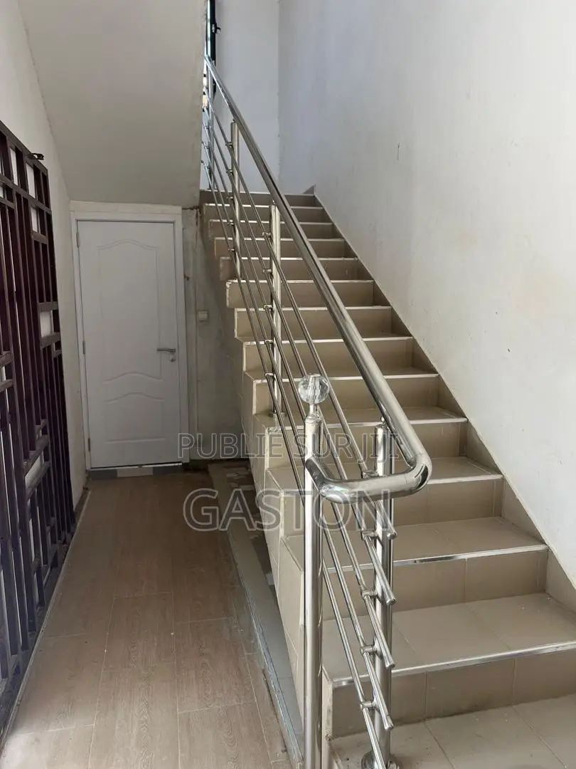 Furnished 3chbre Villa dans Katos Immo, Thiès Nord à Vendre