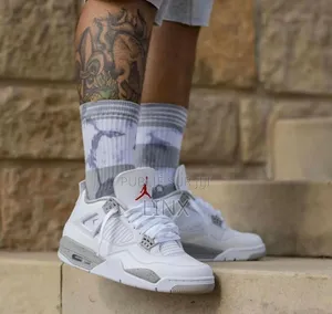 Photo - Air Jordan 4 White Cement Disponible