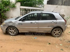 Toyota Corolla Base 4dr Sedan (1.8L 4cyl 5M) 2010 Gris