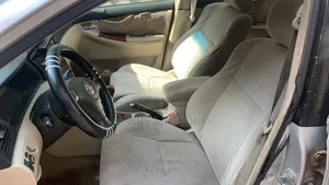 Toyota Corolla Base 4dr Sedan (1.8L 4cyl 5M) 2010 Gris