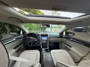 Photo - Ford Fusion Platinum AWD 2018 Blanc