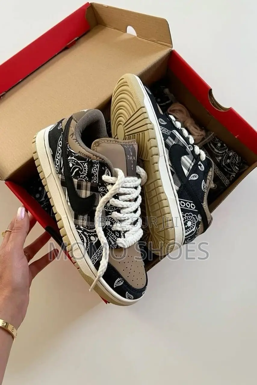 Chaussures Nike-Sb-Dunk-Low-Travis-Scott
