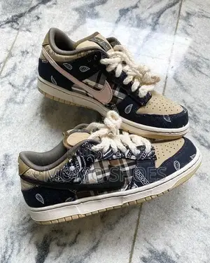 Chaussures Nike-Sb-Dunk-Low-Travis-Scott