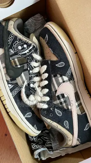 Chaussures Nike-Sb-Dunk-Low-Travis-Scott