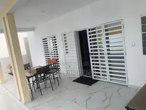 Furnished 3chbre Villa dans Villa Meublée À, Thiès Sud à Vendre