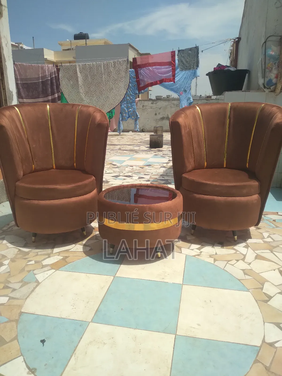 Salon Tête À Tête Disponible