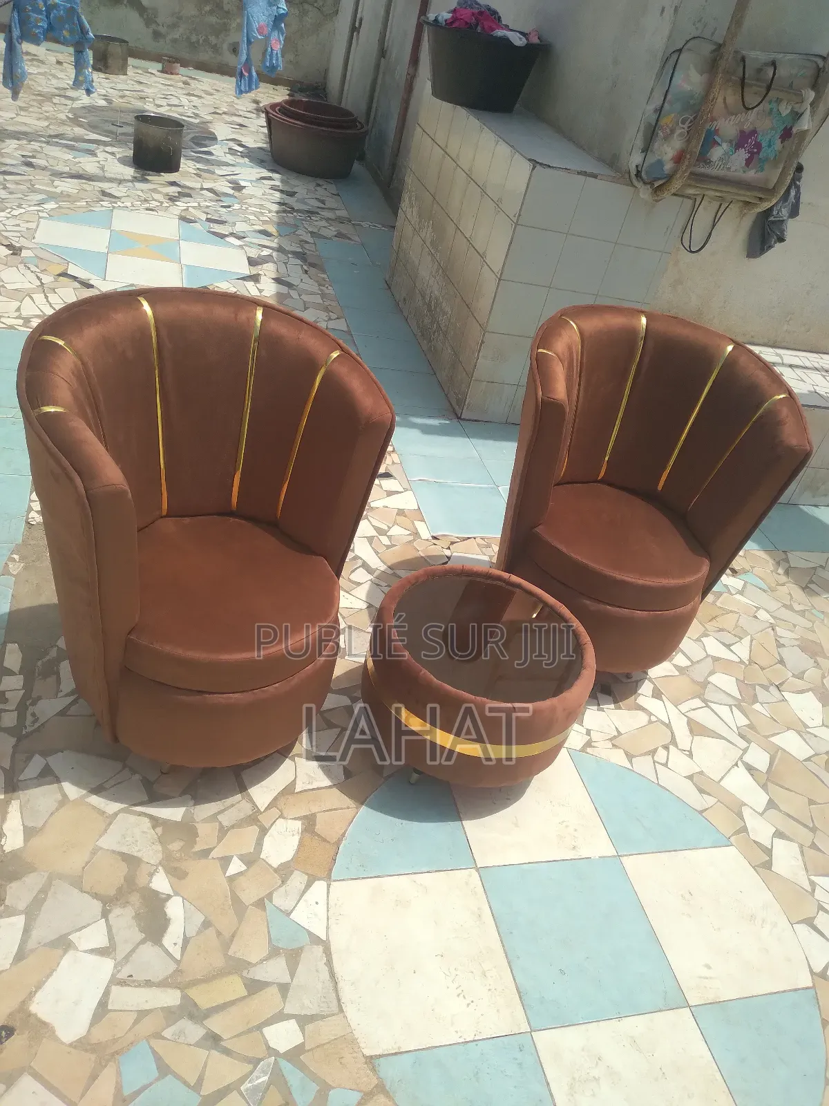 Salon Tête À Tête Disponible