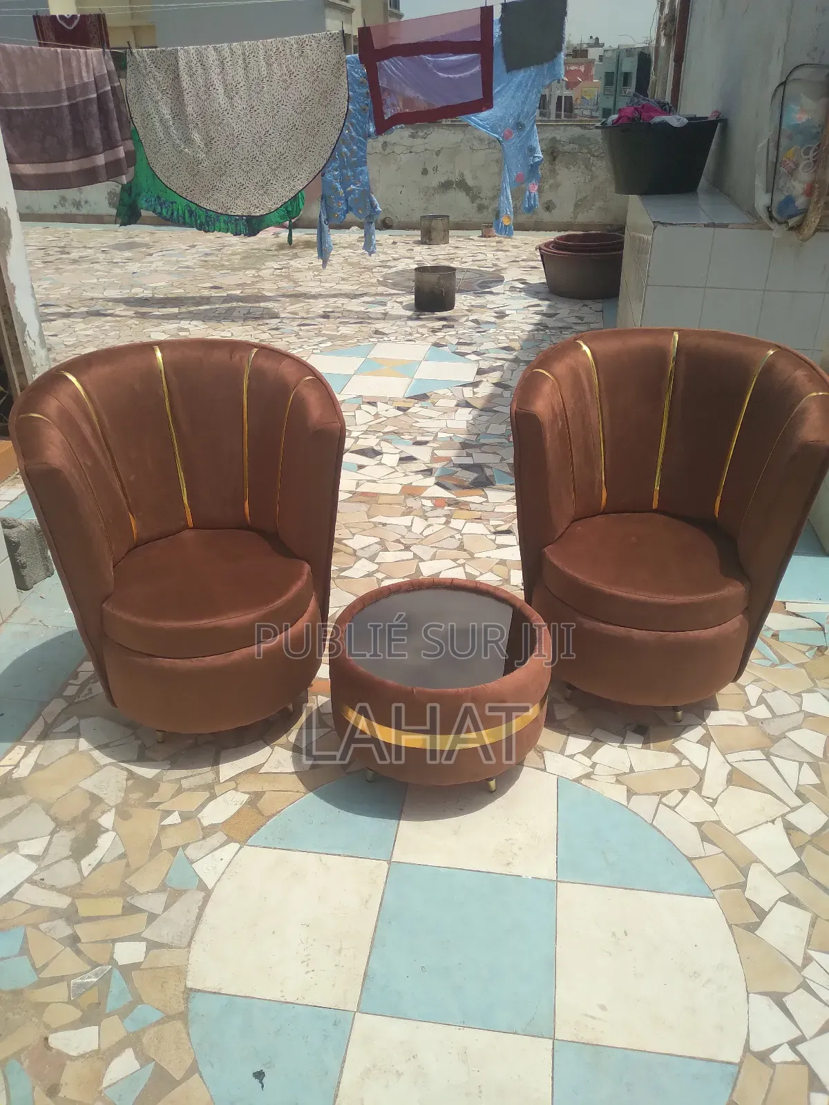 Salon Tête À Tête Disponible