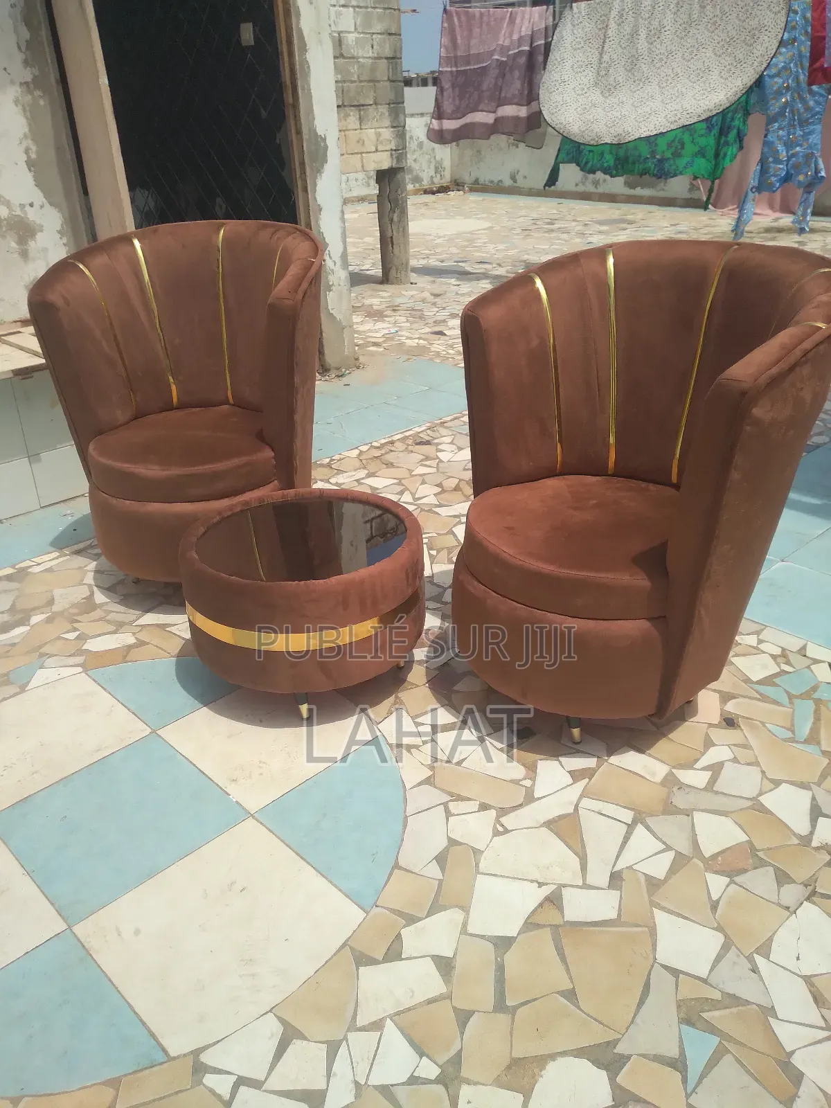 Salon Tête À Tête Disponible