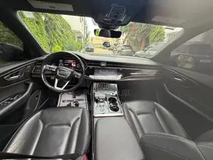 Photo - Audi Q8 55 Premium AWD quattro 2020 Gris