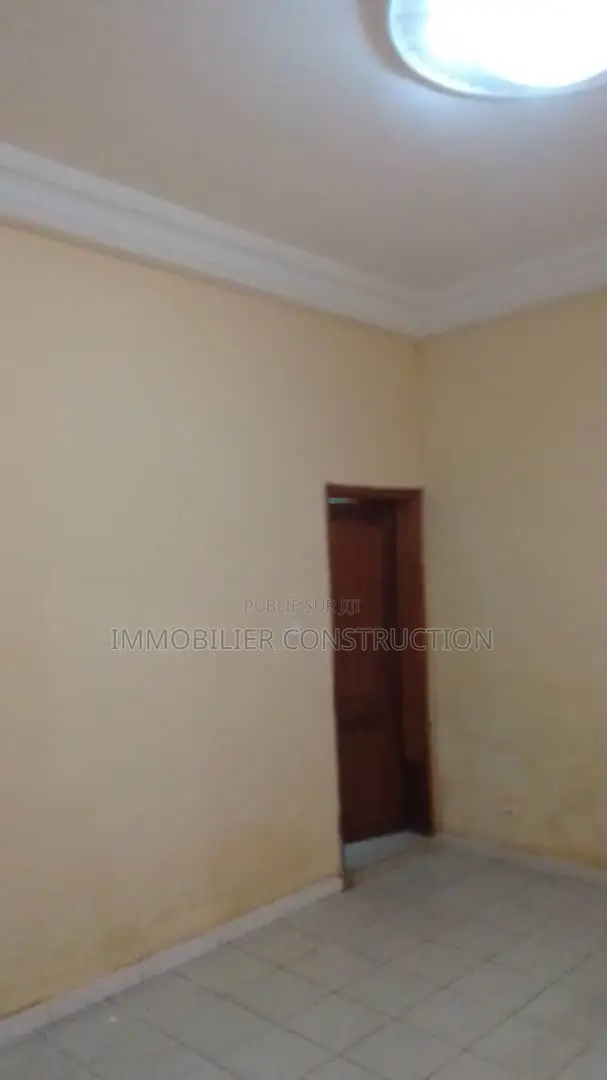 3chbre Appartement dans Appartement 4 Pieces, Thiaroye à Louer