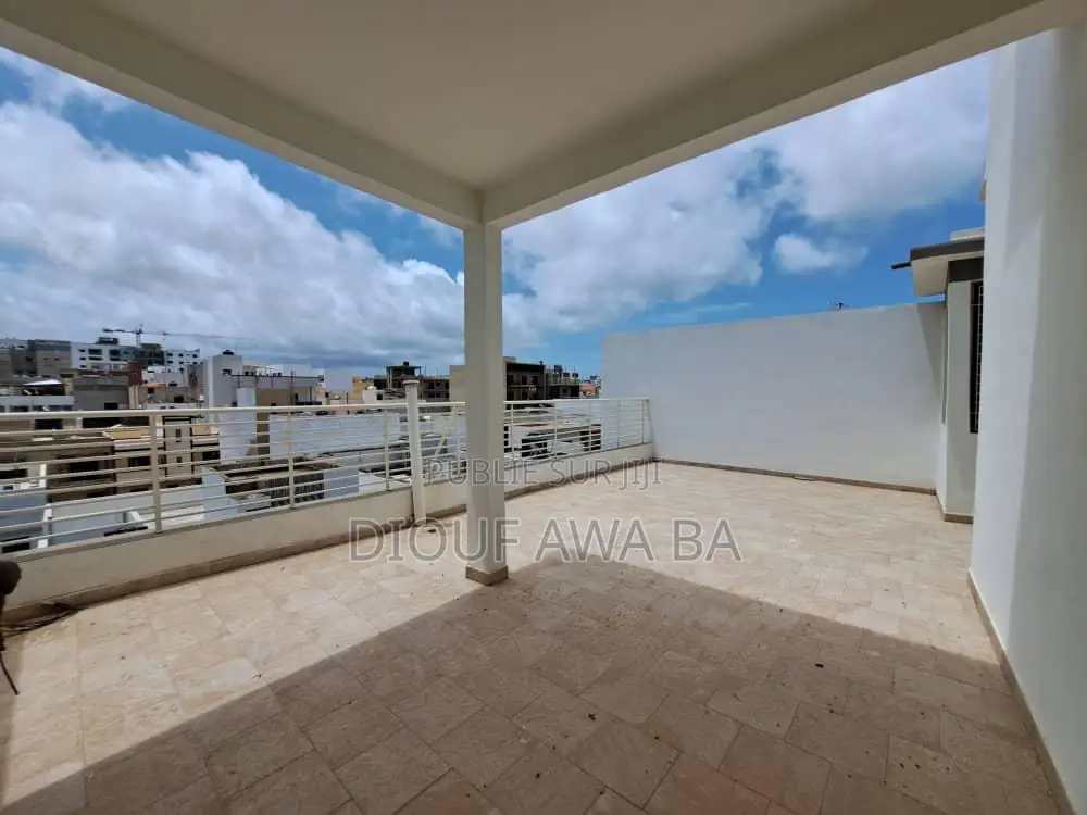 6chbre Duplex dans Ouakam à Louer