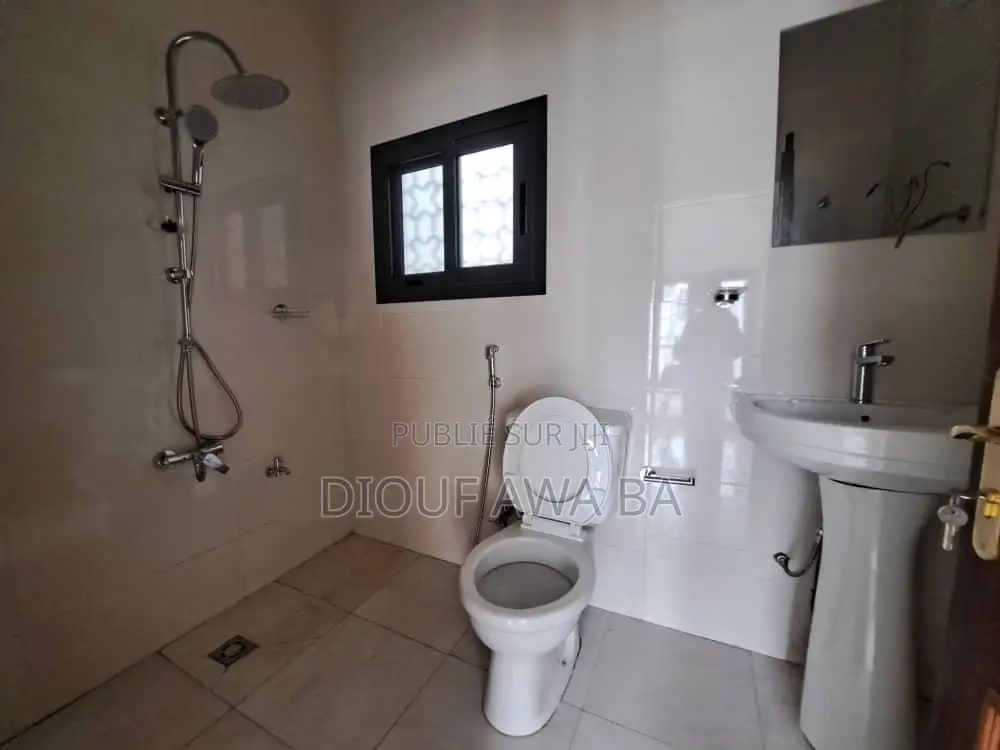 6chbre Duplex dans Ouakam à Louer