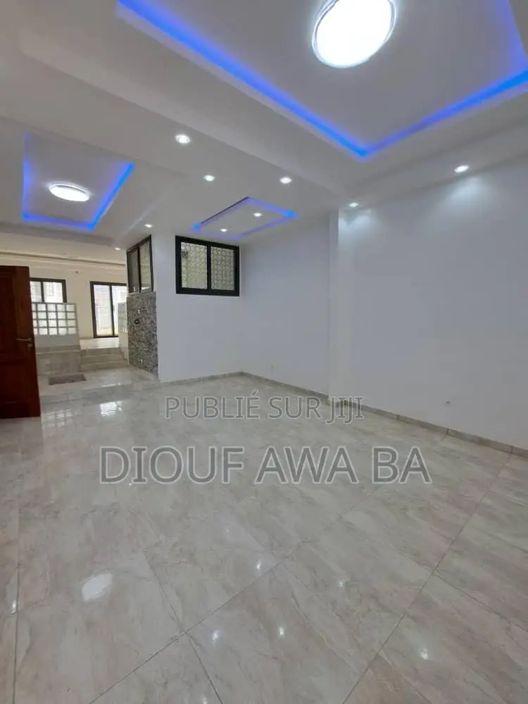 6chbre Duplex dans Ouakam à Louer