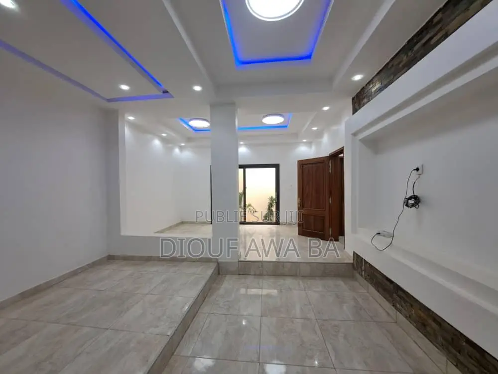 6chbre Duplex dans Ouakam à Louer