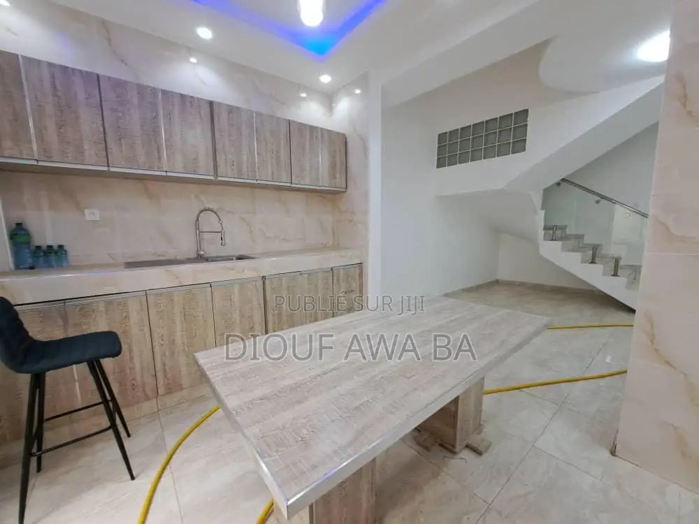 6chbre Duplex dans Ouakam à Louer