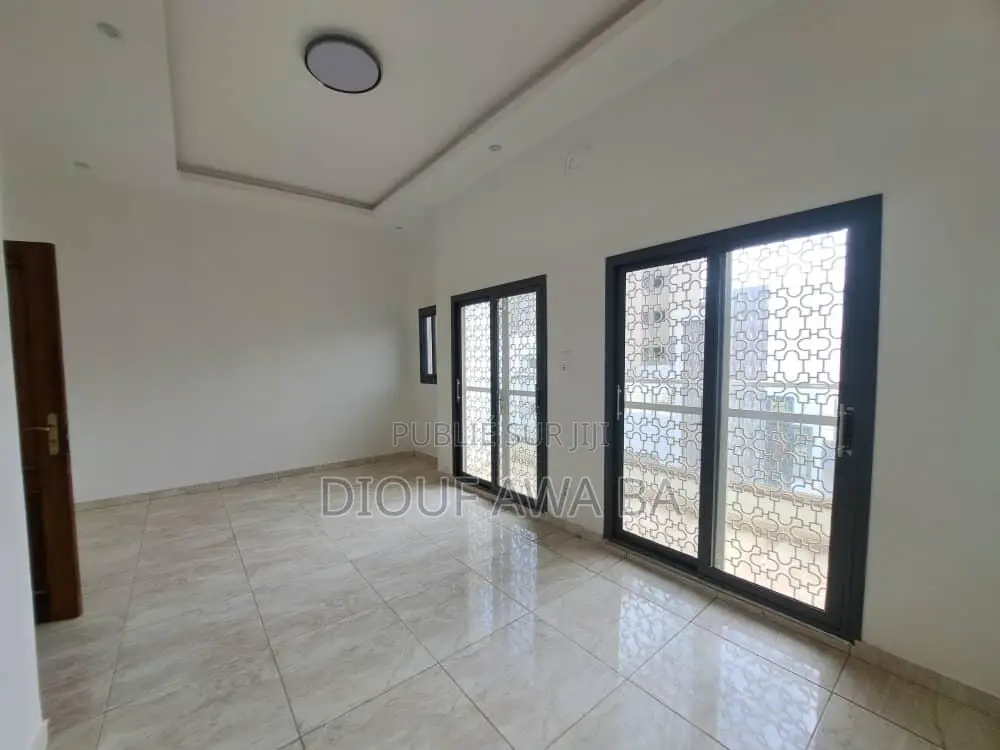 6chbre Duplex dans Ouakam à Louer