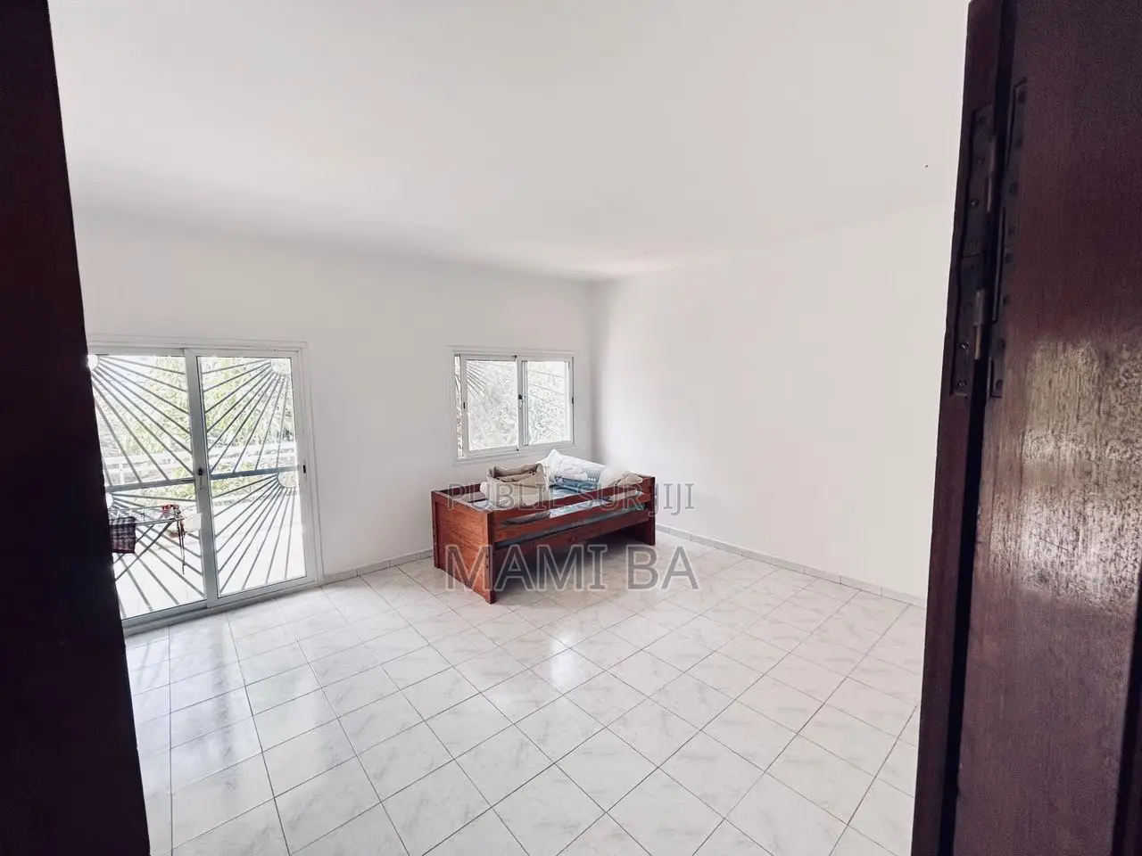 Furnished 9chbre Maison dans Mami Ba, Almadies à Vendre