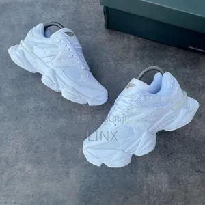 Photo - New Balance All White Disponible