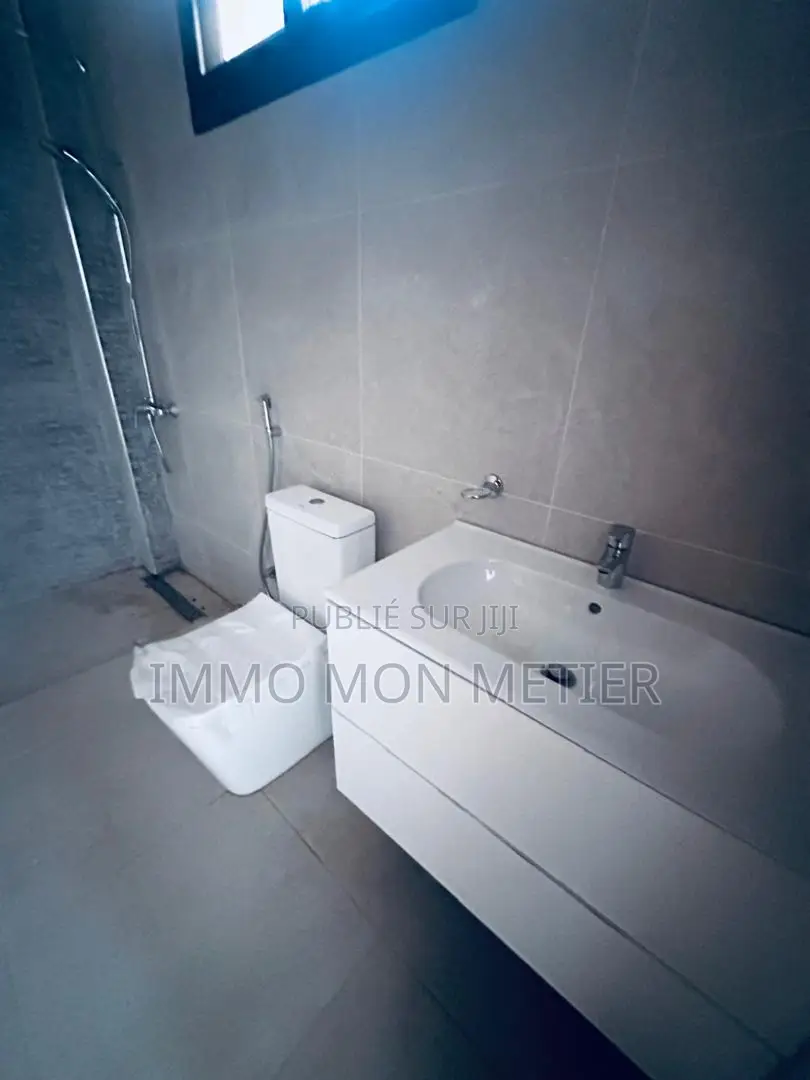 3chbre Appartement dans Appartement F4 À, Ouakam à Louer